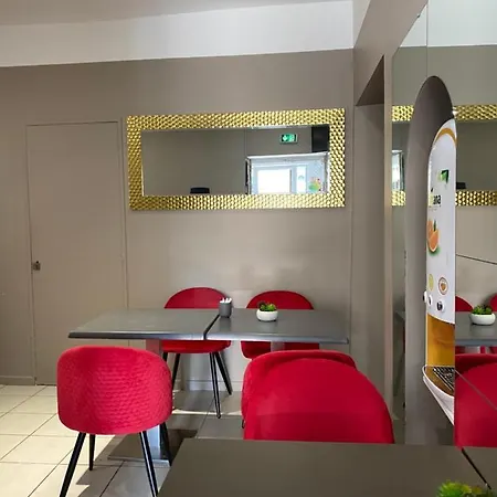 Отель Kyriad Direct Centre 2*